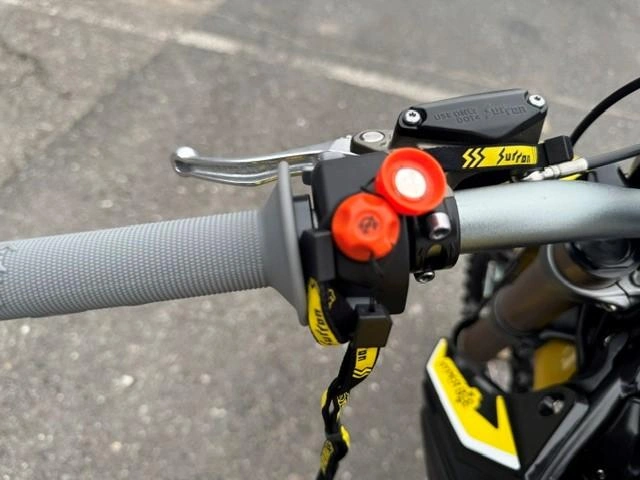 2026 Surron Hyper Bee 100% Électrique Avec 8,000 Watts alt