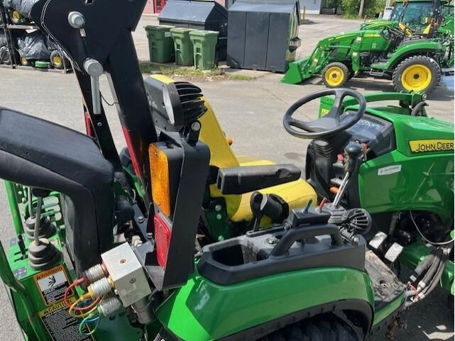 2021 John Deere 2025r alt