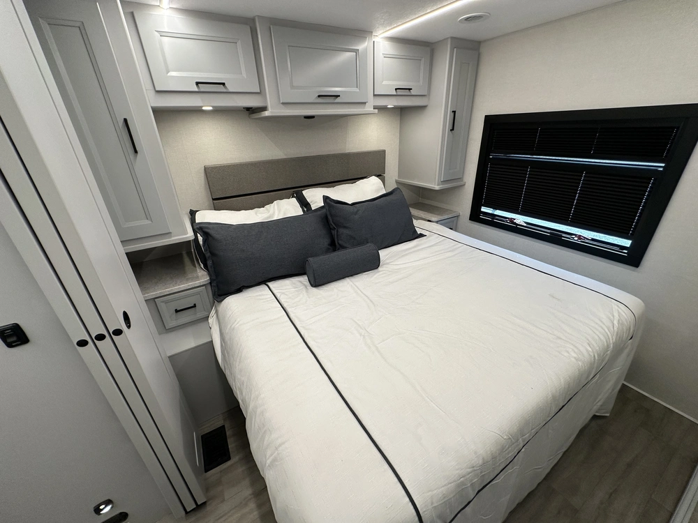 Coachmen Mirada 32ls 2024 alt