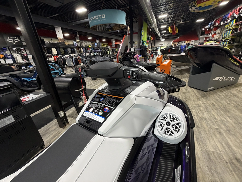 2026 Yamaha Vx Cruiser Ho W/ Audio Nightshade/white alt
