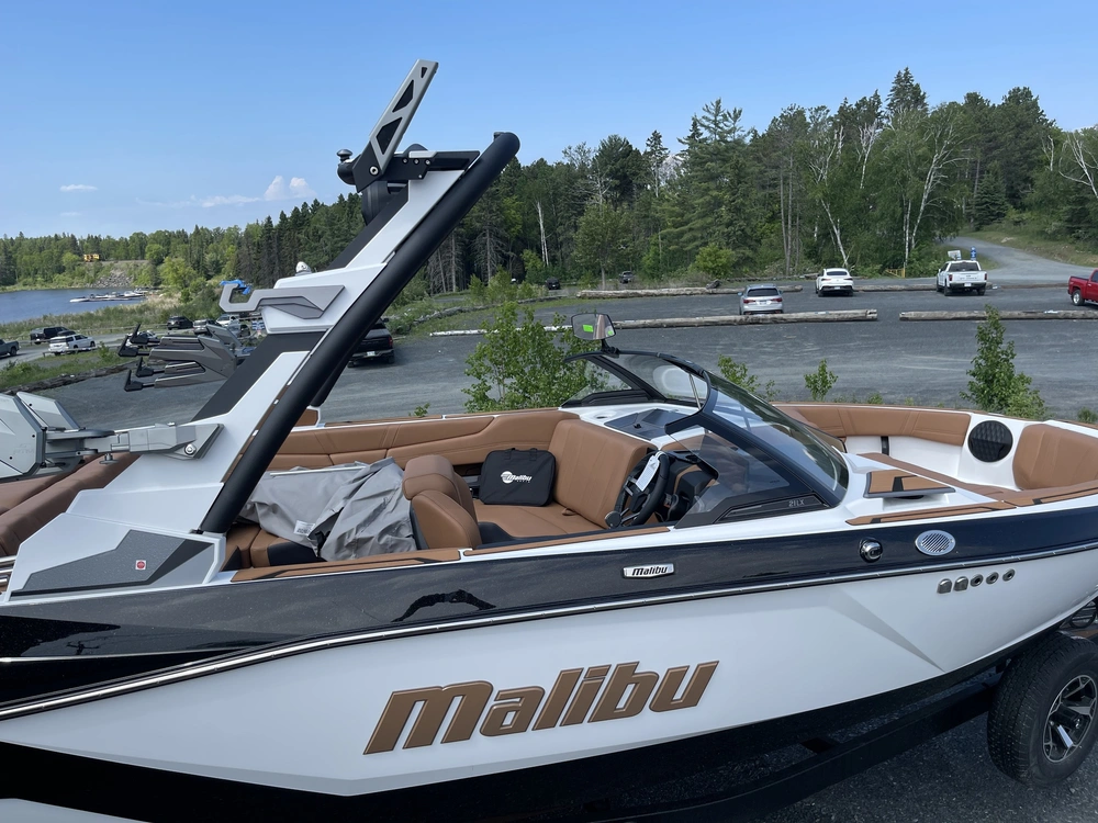 2026 Malibu 21 Lx alt