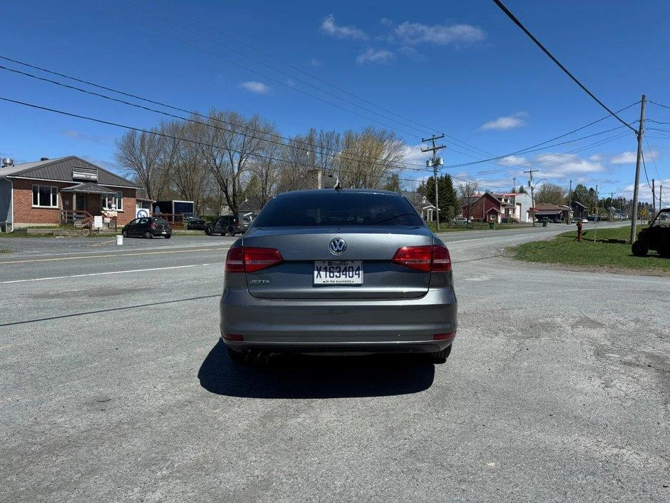 Volkswagen Jetta Tremdline 2015 alt