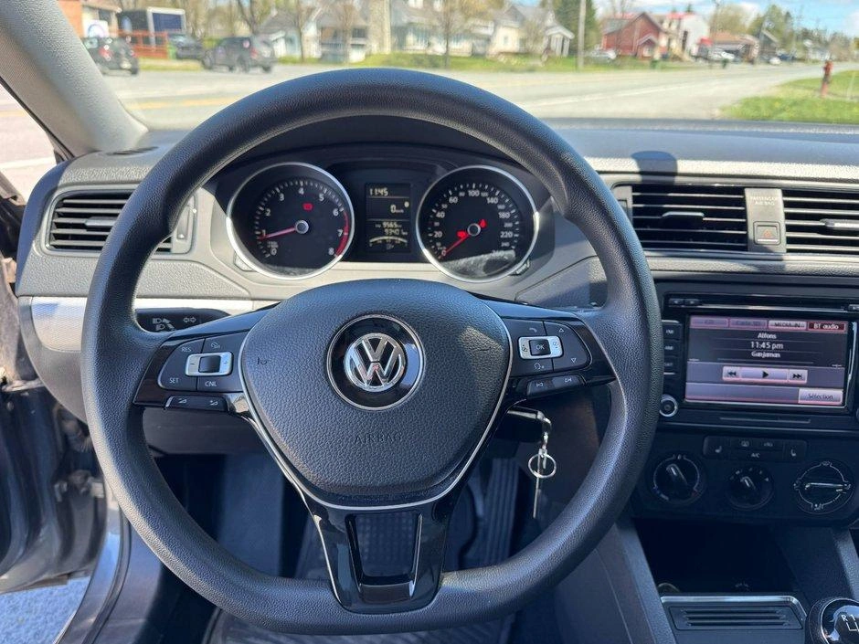 Volkswagen Jetta Tremdline 2015 alt