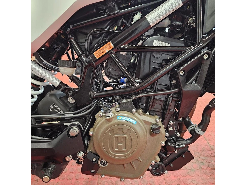 2021 Husqvarna Svartpilen 401 alt