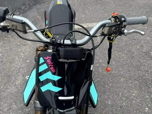 Surron HYPER BEE 100% ÉLECTRIQUE AVEC 8,000 WATTS 2026