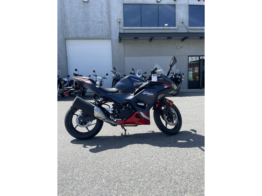 2026 Kawasaki Ninja 500 alt