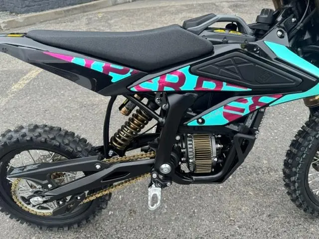 Surron HYPER BEE 100% ÉLECTRIQUE AVEC 8,000 WATTS 2026