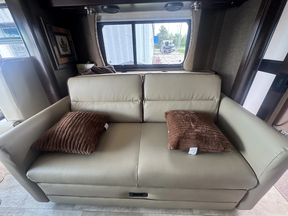 2017 Thor Motor Coach Challenger 37 Yt alt