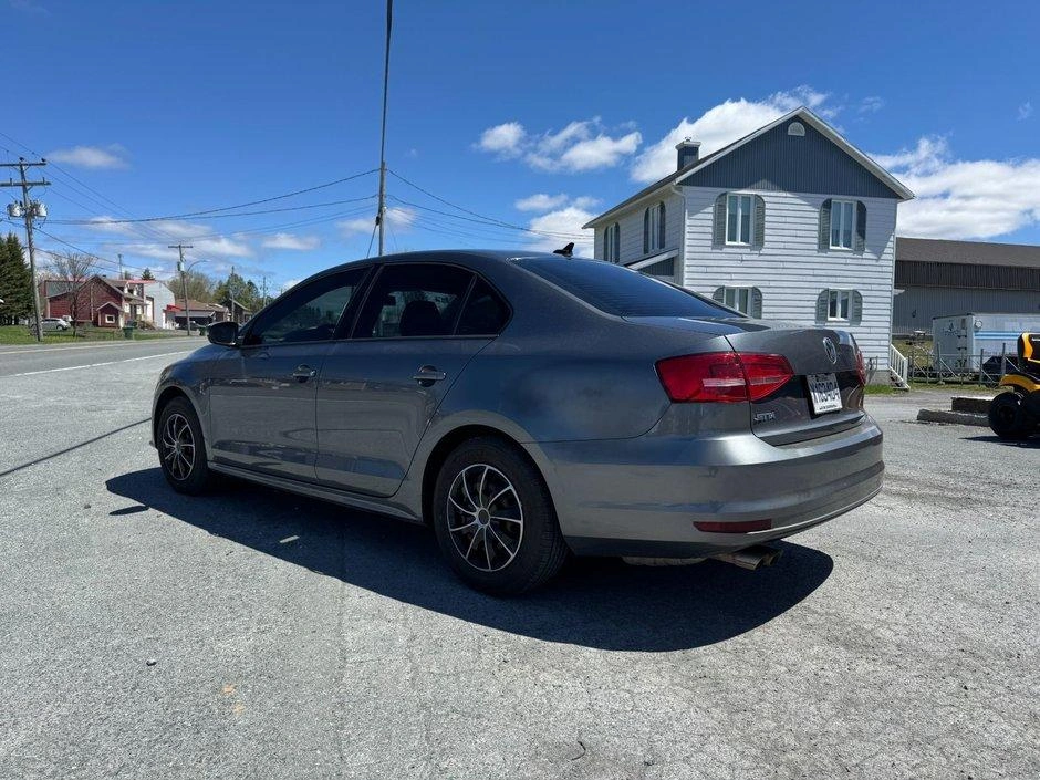 Volkswagen Jetta Tremdline 2015 alt