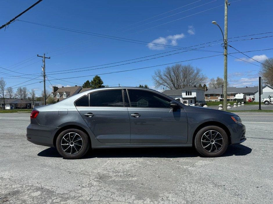 Volkswagen Jetta Tremdline 2015 alt