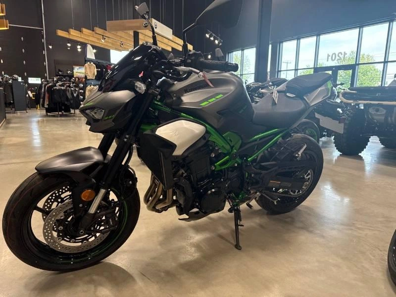 Kawasaki Z900 2025 alt