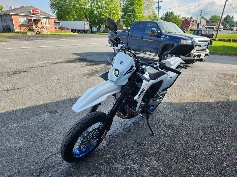 2025 Suzuki Dr-z4sm alt