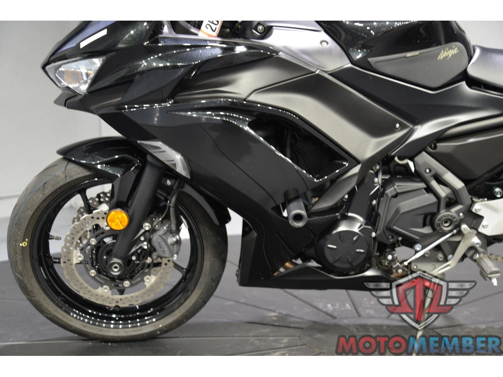 2025 Kawasaki Ninja® 650 alt