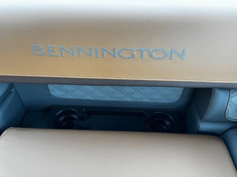 Bennington Marine 22s Swingback Luxe 3t Noir Mat 2026 alt