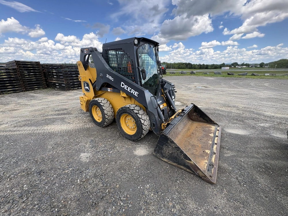 2022 John Deere 318g alt