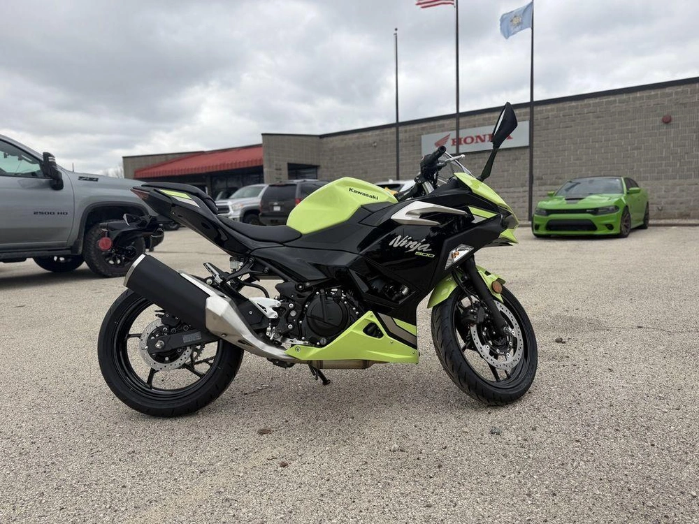 2026 Kawasaki Ninja® 500 Abs Metallic Yellowish Green/ebony alt