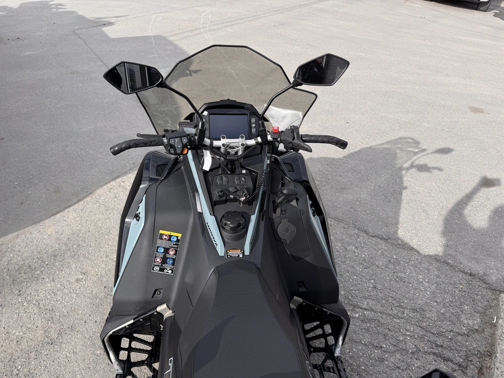 2026 Polaris Titan® Adventure Ultimate Prostar S4 155 1.8 alt