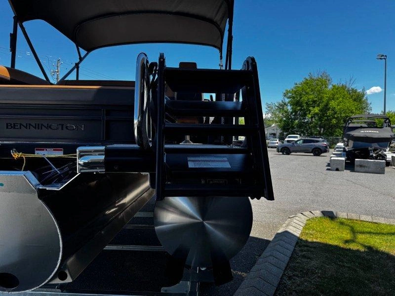 Bennington Marine 22s Swingback Luxe 3t Noir Mat 2026 alt