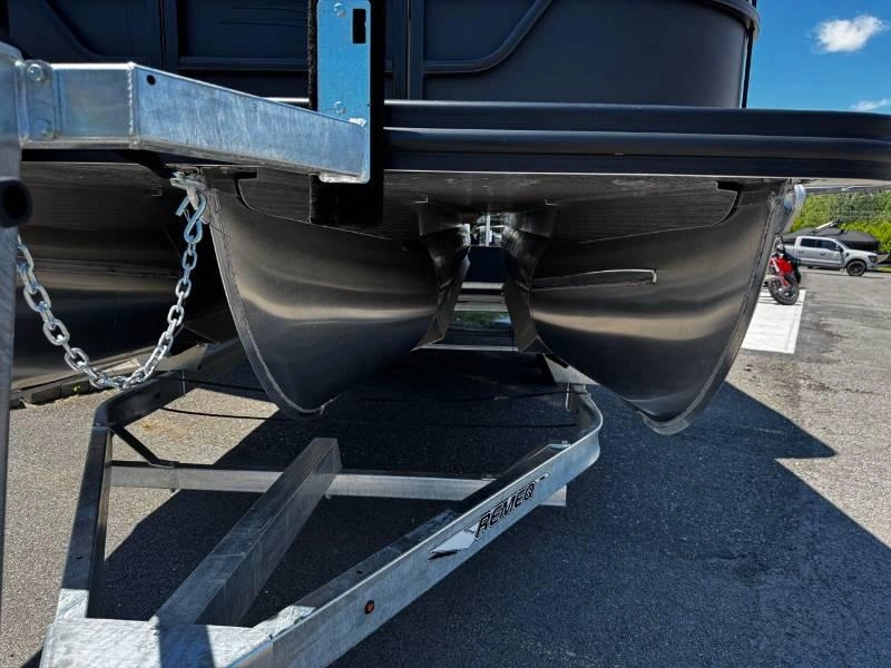 Bennington Marine 22s Swingback Luxe 3t Noir Mat 2026 alt