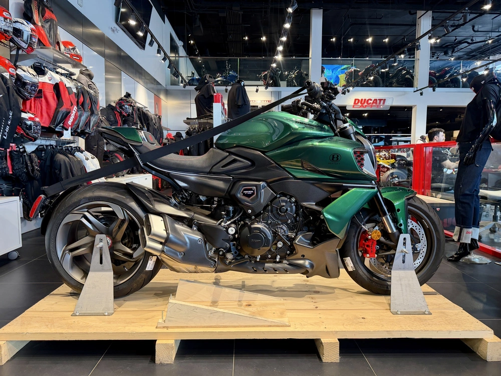 Ducati Diavel Bentley + 10 000$ En Accessoires Ou Vêtements 2024 alt