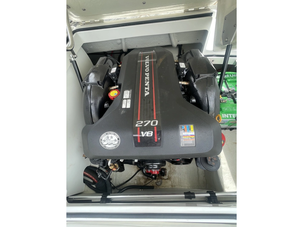 2015 Cobalt Boats 220s alt