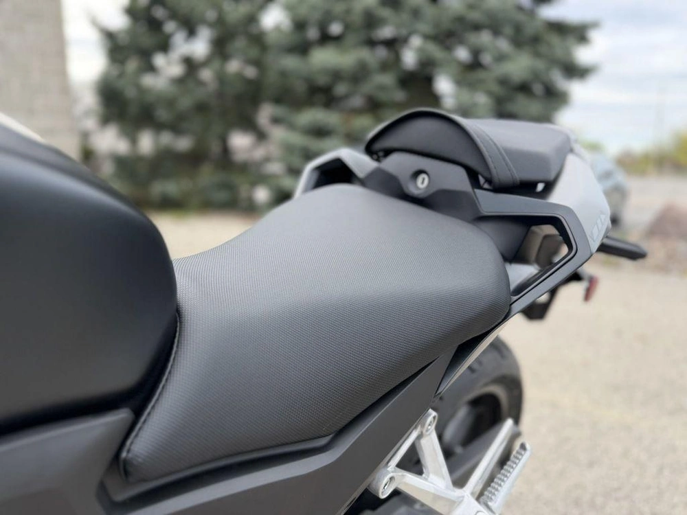 2025 Honda Cb500f alt