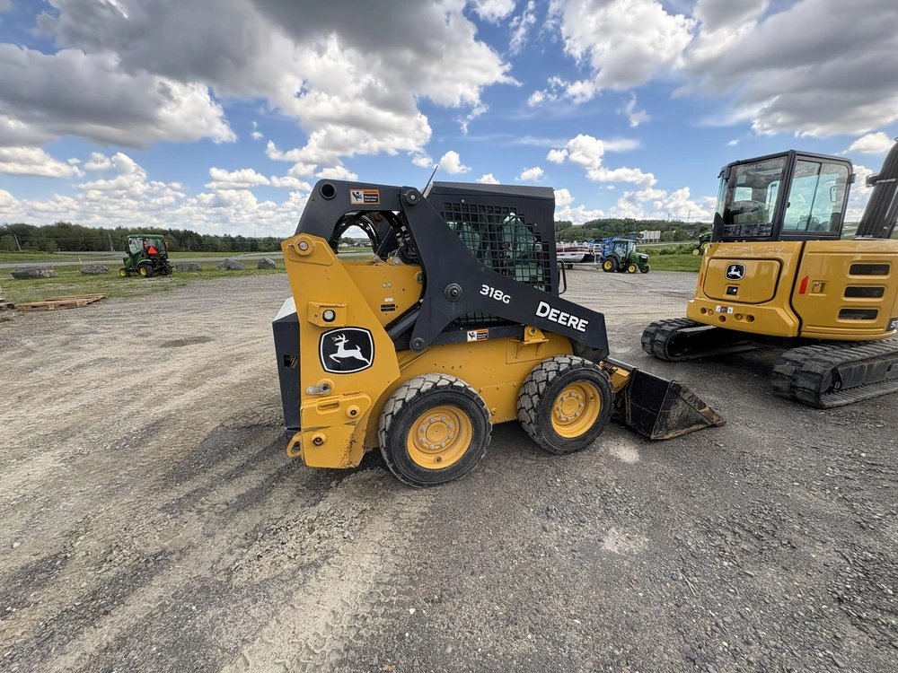 2022 John Deere 318g alt