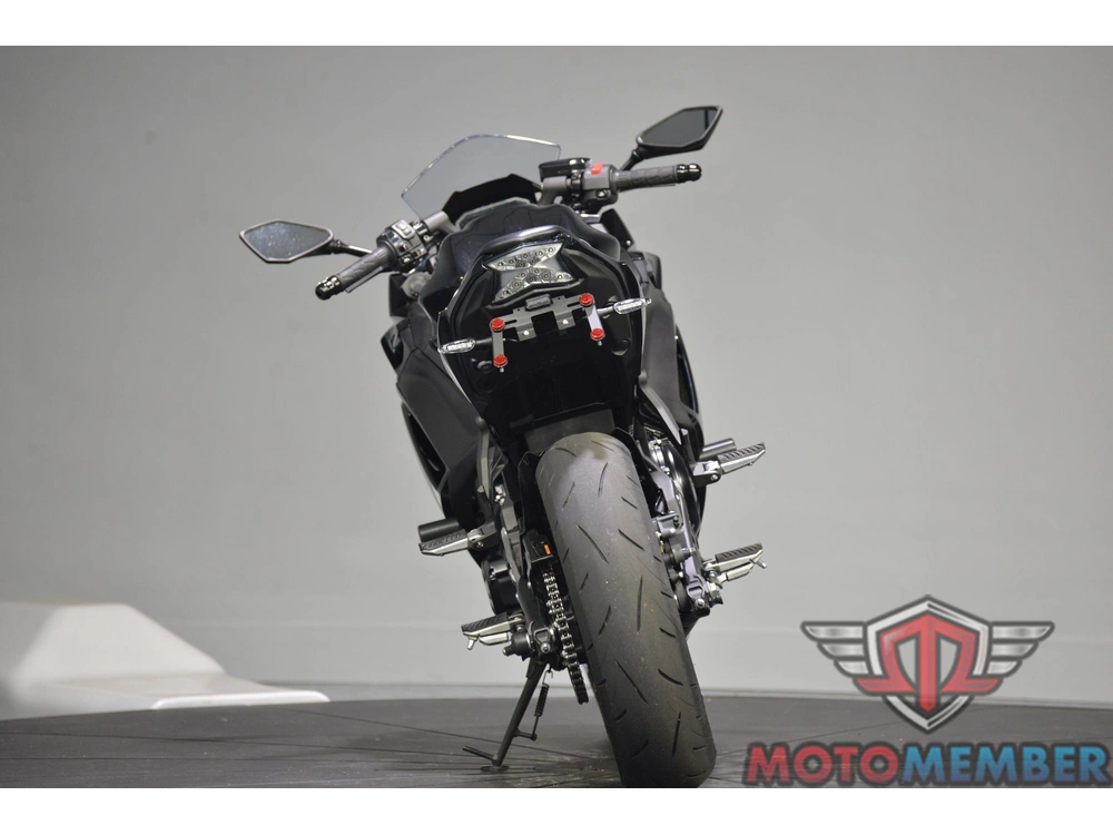 2025 Kawasaki Ninja® 650 alt