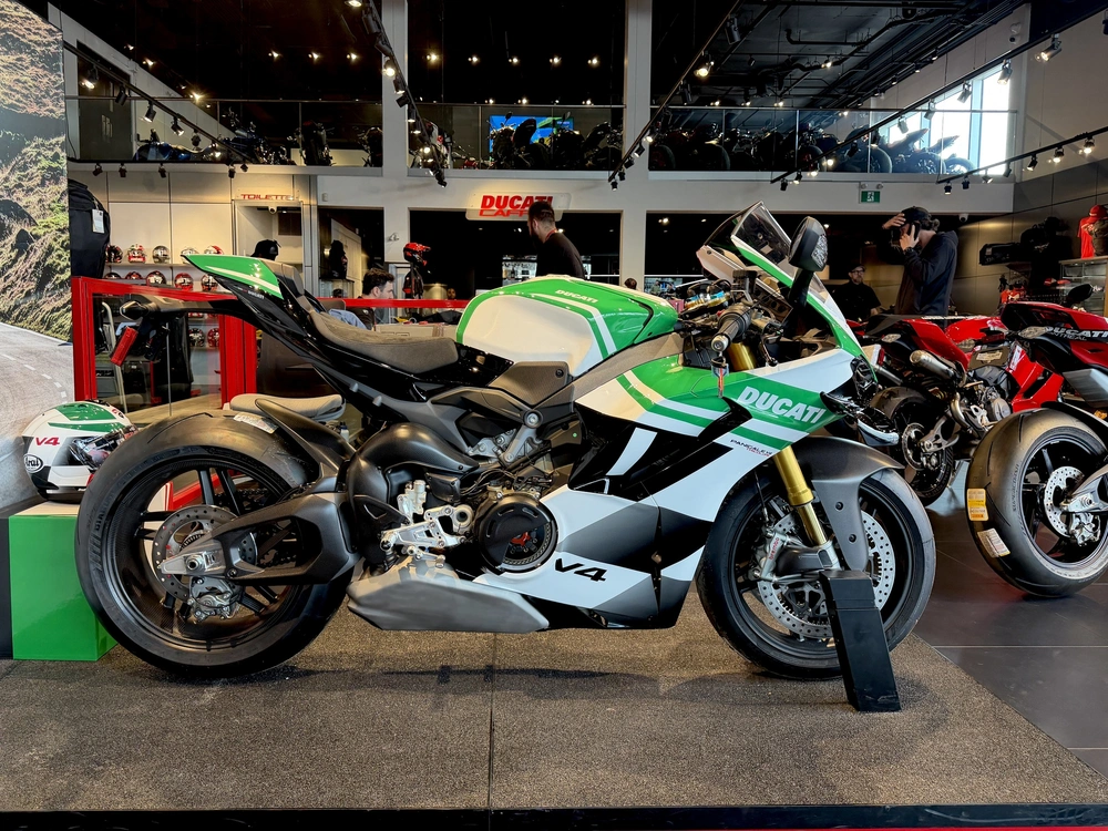 Ducati Panigale V4 Tricolore 2025 alt