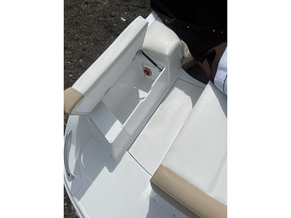 2015 Cobalt Boats 220s alt