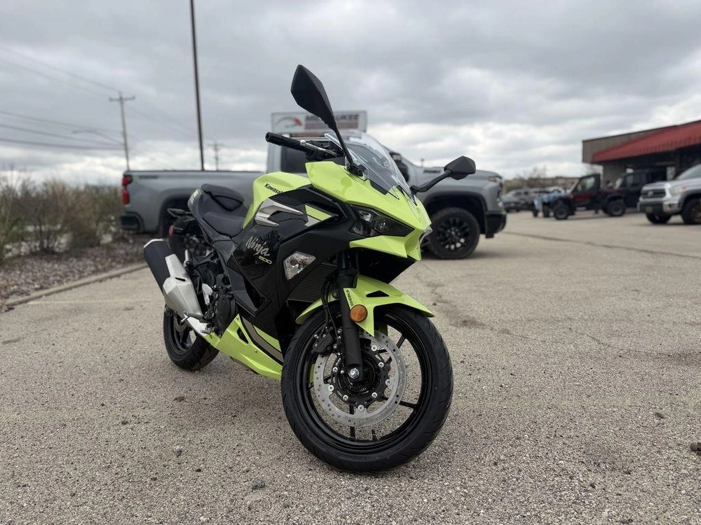 2026 Kawasaki Ninja® 500 Abs Metallic Yellowish Green/ebony alt