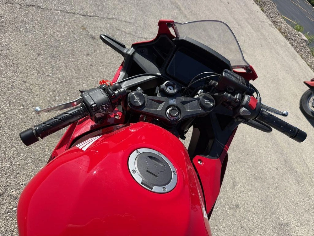 2025 Honda Cbr500r alt
