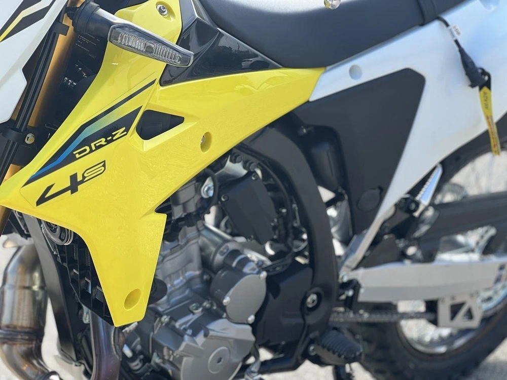 2025 Suzuki Dr-z4s alt