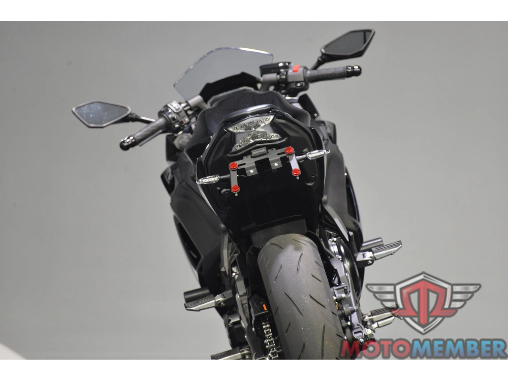 2025 Kawasaki Ninja® 650 alt