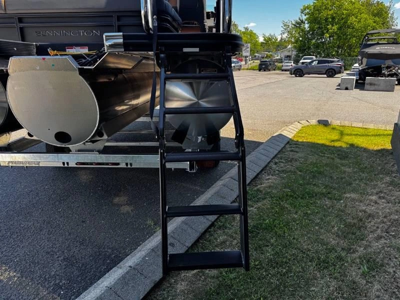 Bennington Marine 22s Swingback Luxe 3t Noir Mat 2026 alt