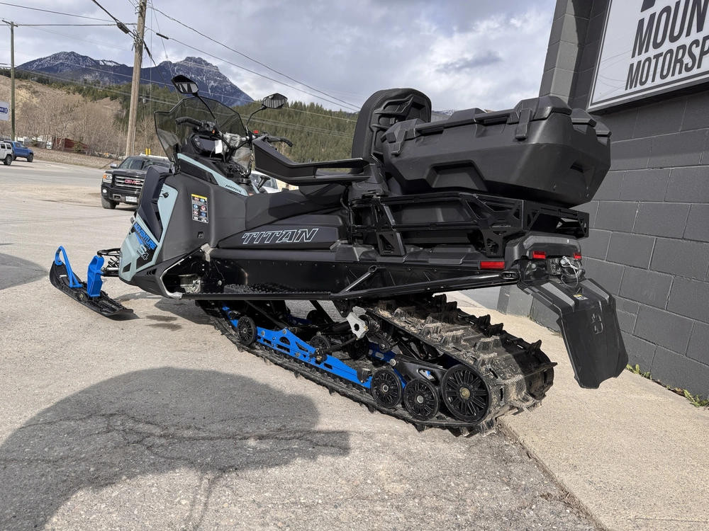 2026 Polaris Titan® Adventure Ultimate Prostar S4 155 1.8 alt