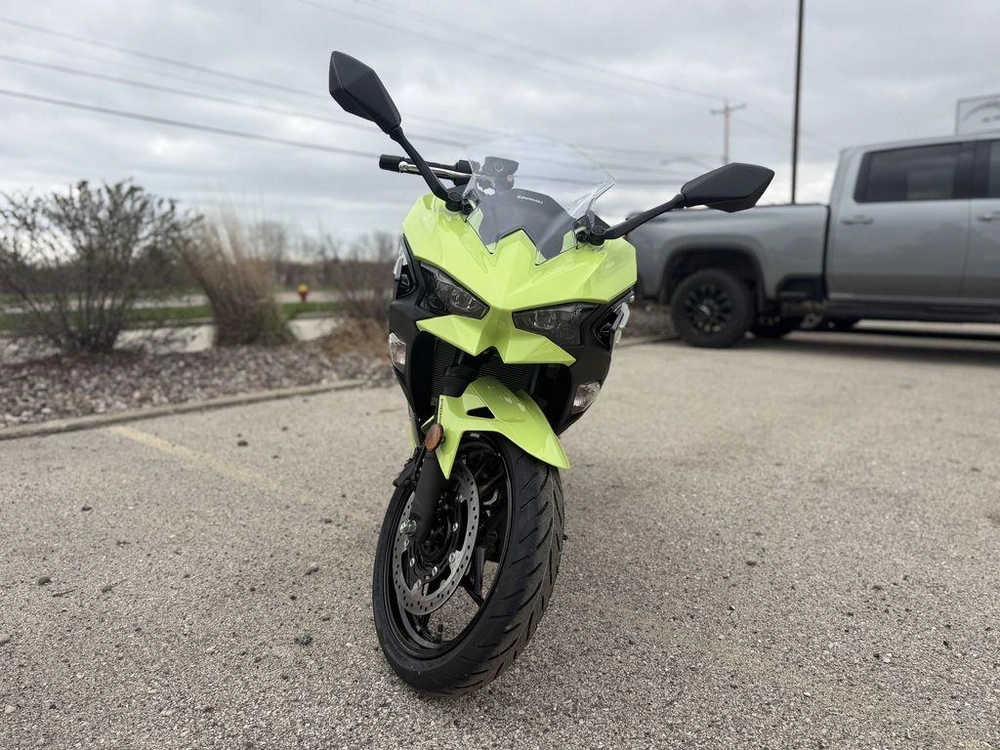 2026 Kawasaki Ninja® 500 Abs Metallic Yellowish Green/ebony alt