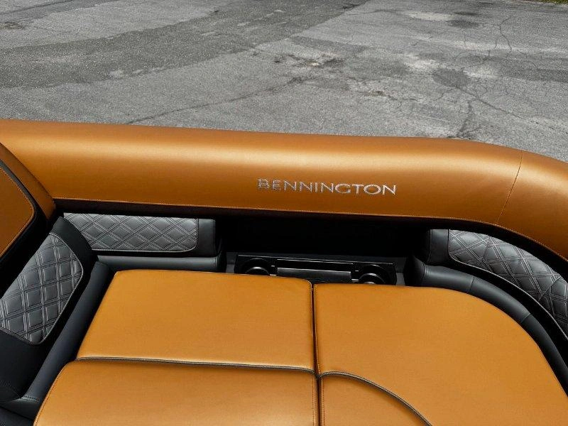 Bennington Marine 22s Swingback Luxe 3t Noir Mat 2026 alt