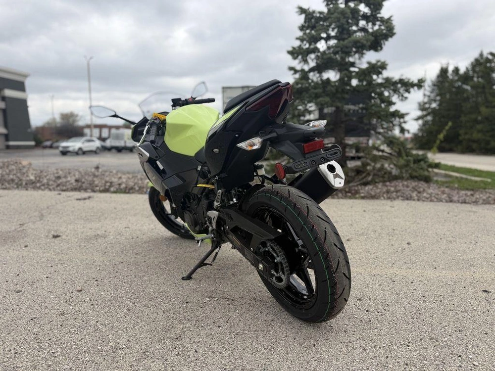2026 Kawasaki Ninja® 500 Abs Metallic Yellowish Green/ebony alt