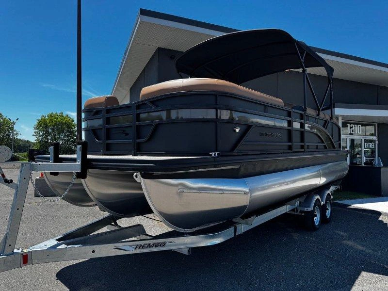 Bennington Marine 22s Swingback Luxe 3t Noir Mat 2026 alt