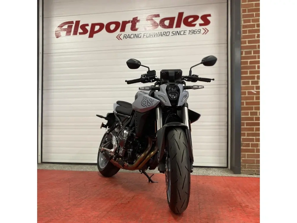 2025 Suzuki Gsx 8s alt