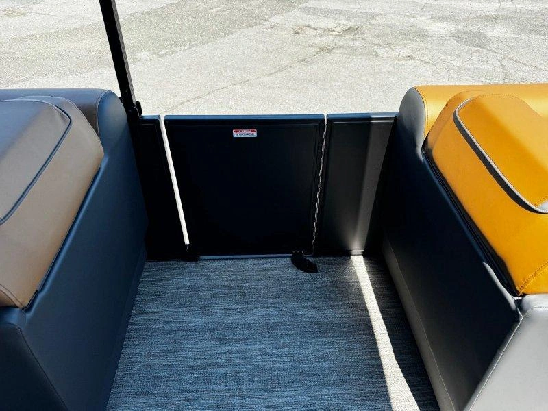 Bennington Marine 22s Swingback Luxe 3t Noir Mat 2026 alt