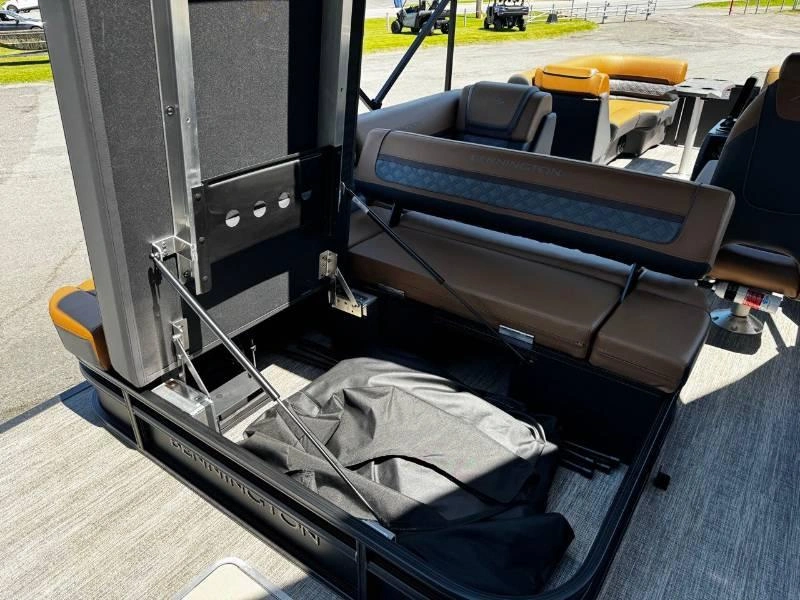 Bennington Marine 22s Swingback Luxe 3t Noir Mat 2026 alt