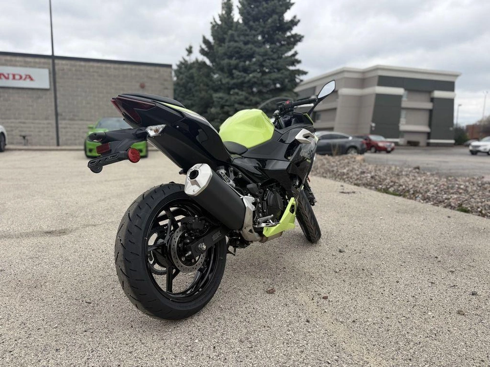 2026 Kawasaki Ninja® 500 Abs Metallic Yellowish Green/ebony alt