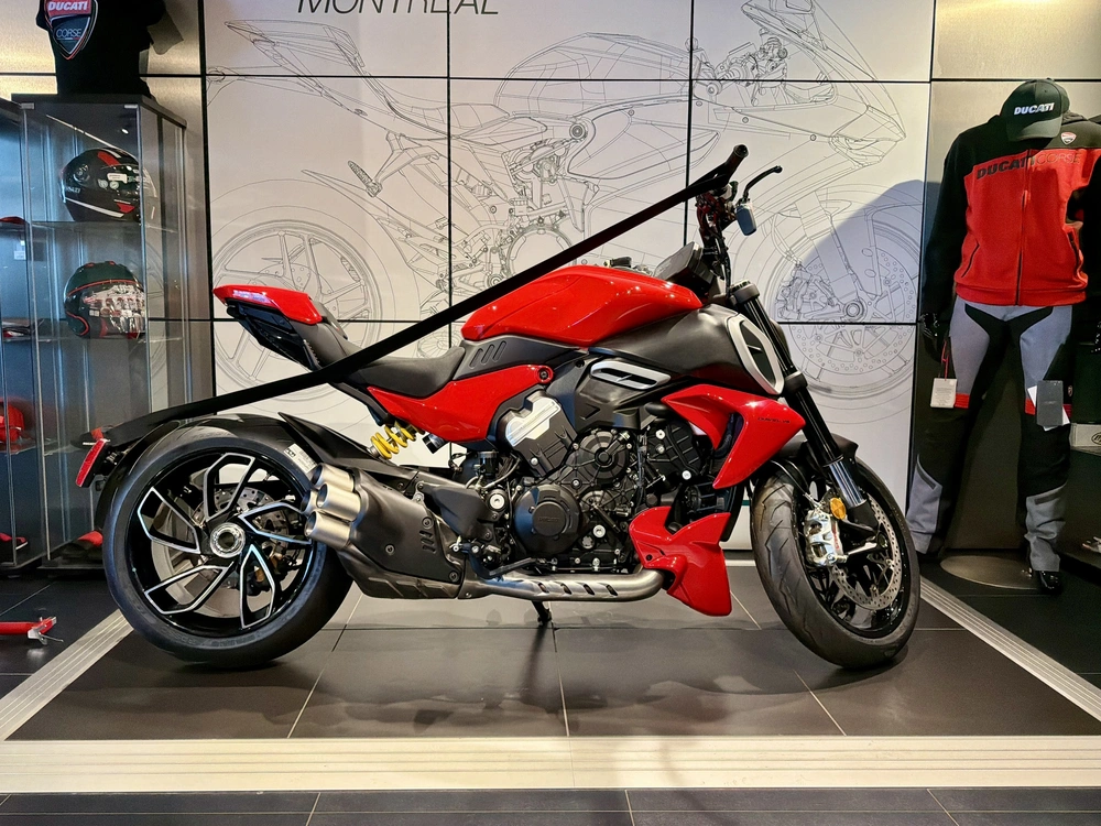 Ducati Diavel V4 2025 alt