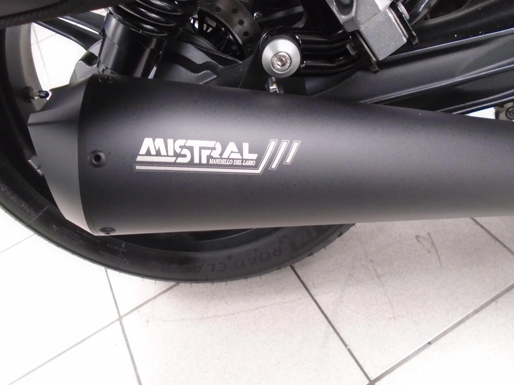 Moto Guzzi V7 Stone 2024 alt