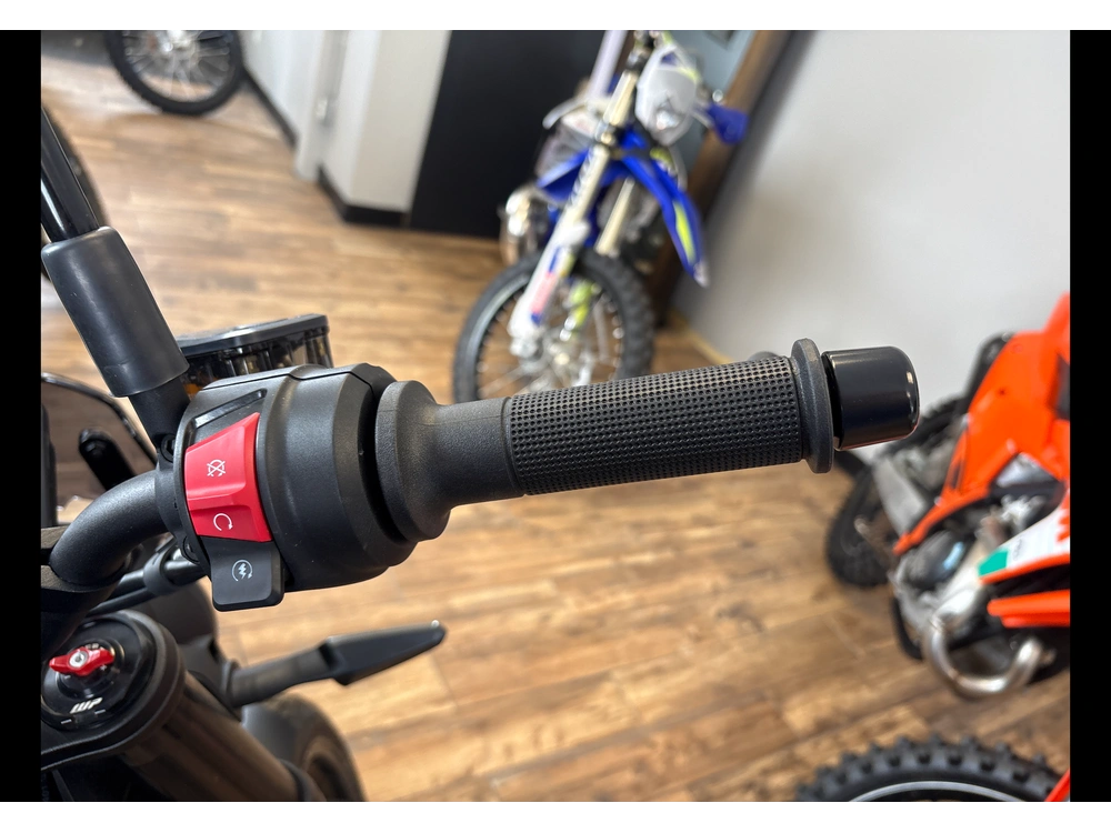 Husqvarna Svartpilen 801 2025 alt