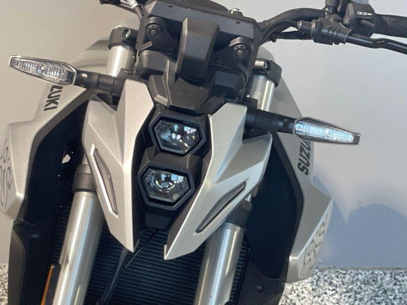 2025 Suzuki Gsx-8s alt
