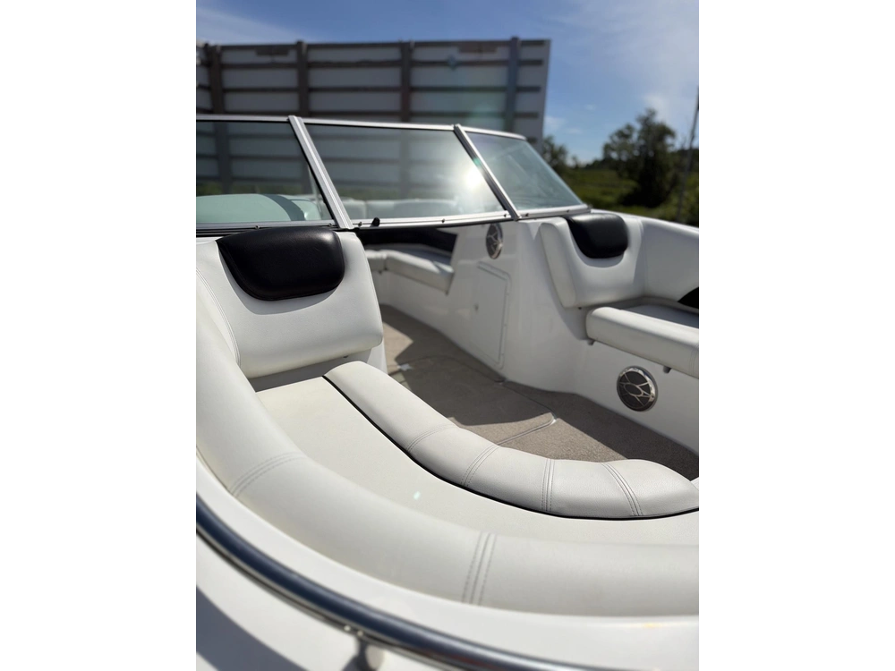 2015 Hurricane 187 Sundeck + Trailer