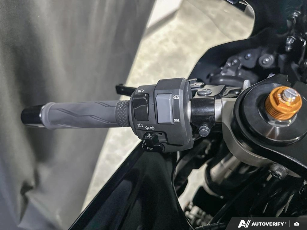 2025 Yamaha R7 alt